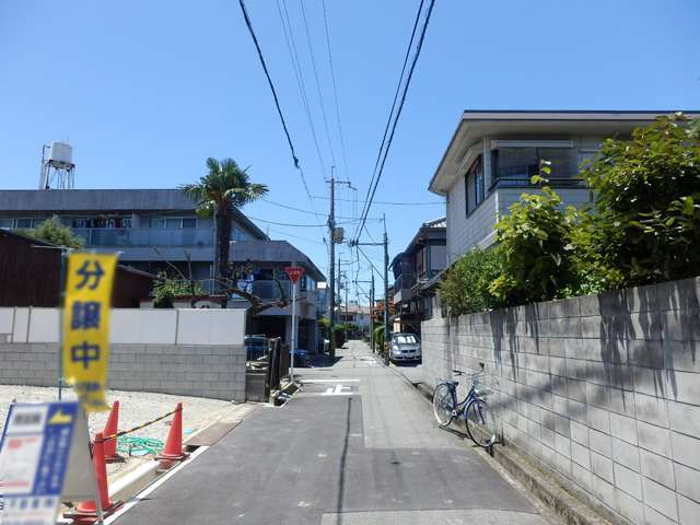 町の南部を東方向から見た景色。区画が整った街路沿いに緑豊かな住宅が並んでいます。