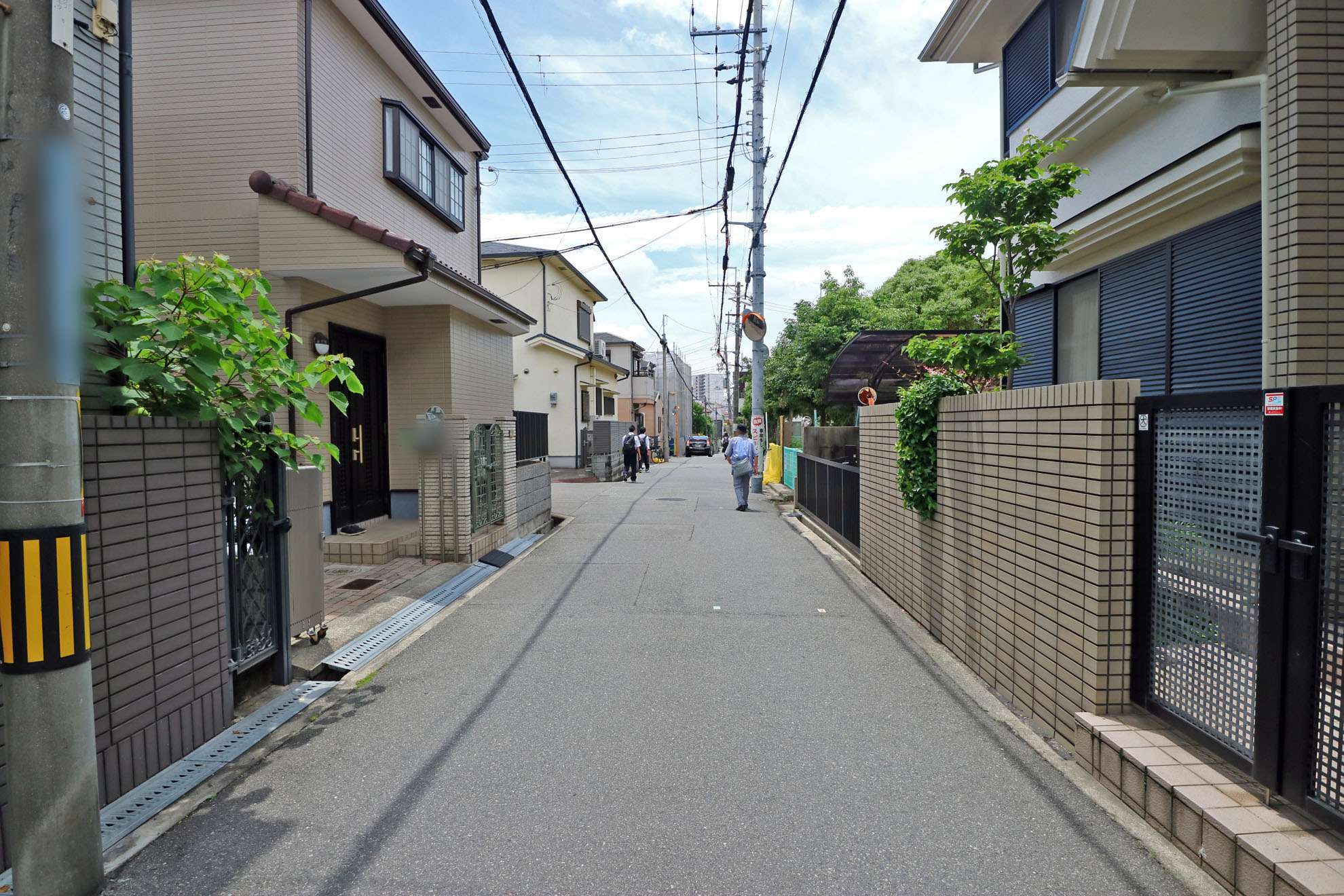 区画が整った街路に一戸建てが並んでいます。