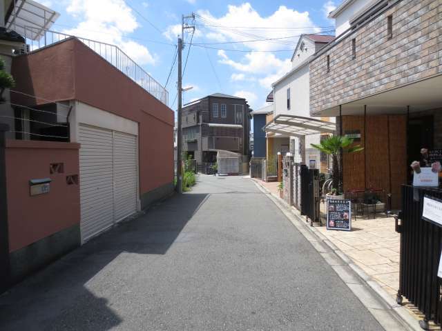 町の東端を北方向から見た風景。やや狭い街路沿いに一戸建てが並んでいます。