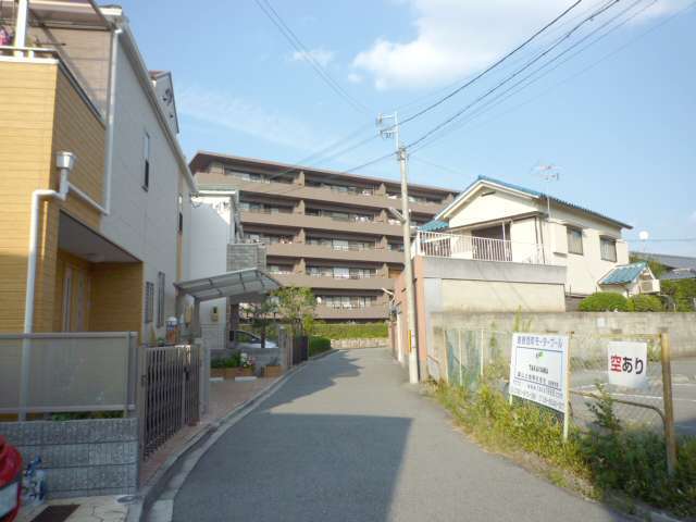 町の東端を南西方向から見た風景。道路の左側は曽根西町2丁目で、右側が曽根西町1丁目です。