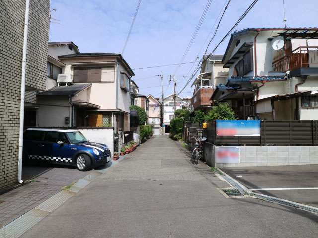町の北東部を南方向から見た景色。一戸建てが中心に並んでいます。