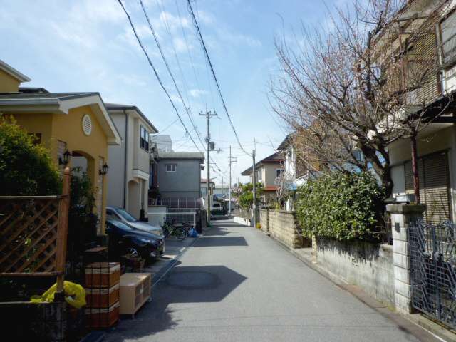 町の中央部を東方向から見た景色。道幅が狭い街路が多く、車の運転には注意が必要です。