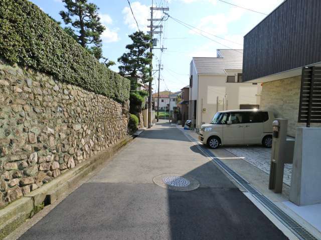町の北西部を北方向から見た景色。緩やかな下り坂になっています。
