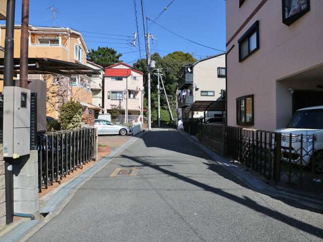 町の南西部を西方向から見た景色。奥には原田城跡があります。