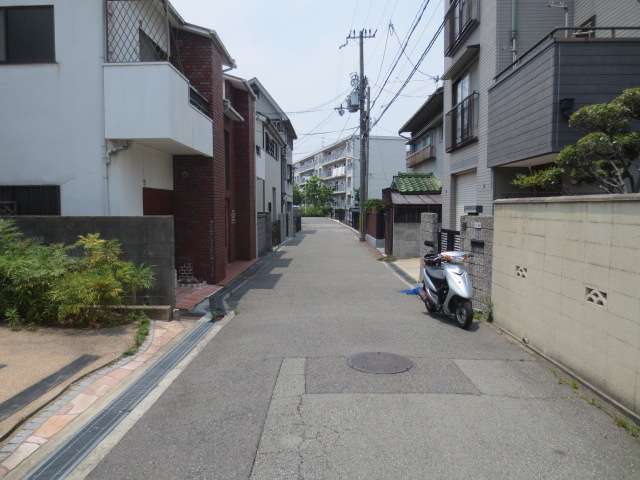 町の南東部を西方向から見た景色。道幅の狭い街路沿いに一戸建てが並んでいます。