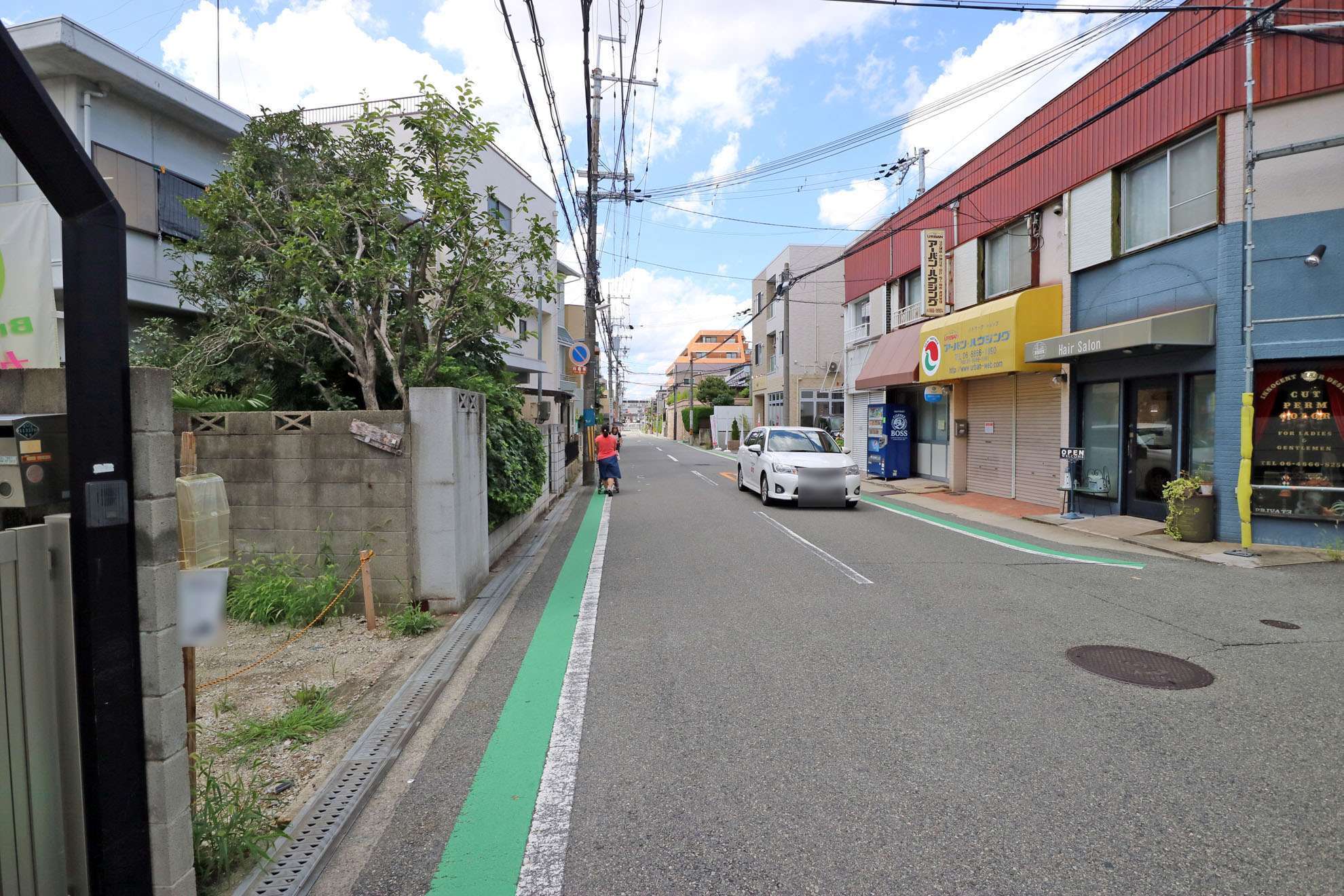 町の北側を東西に走る通り沿いには、店舗が多く並んでいます。