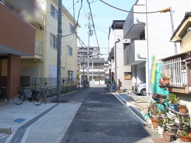 町の北部を南方向から見た景色。一戸建てやアパート、マンションなどが見えます。