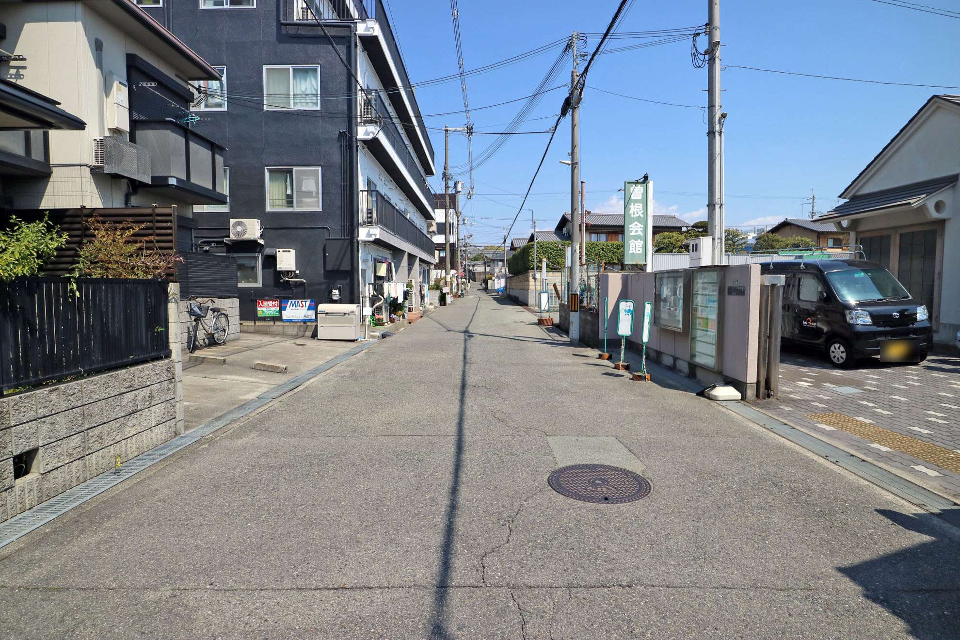 一戸建てやマンションが立ち並ぶ住宅地です。