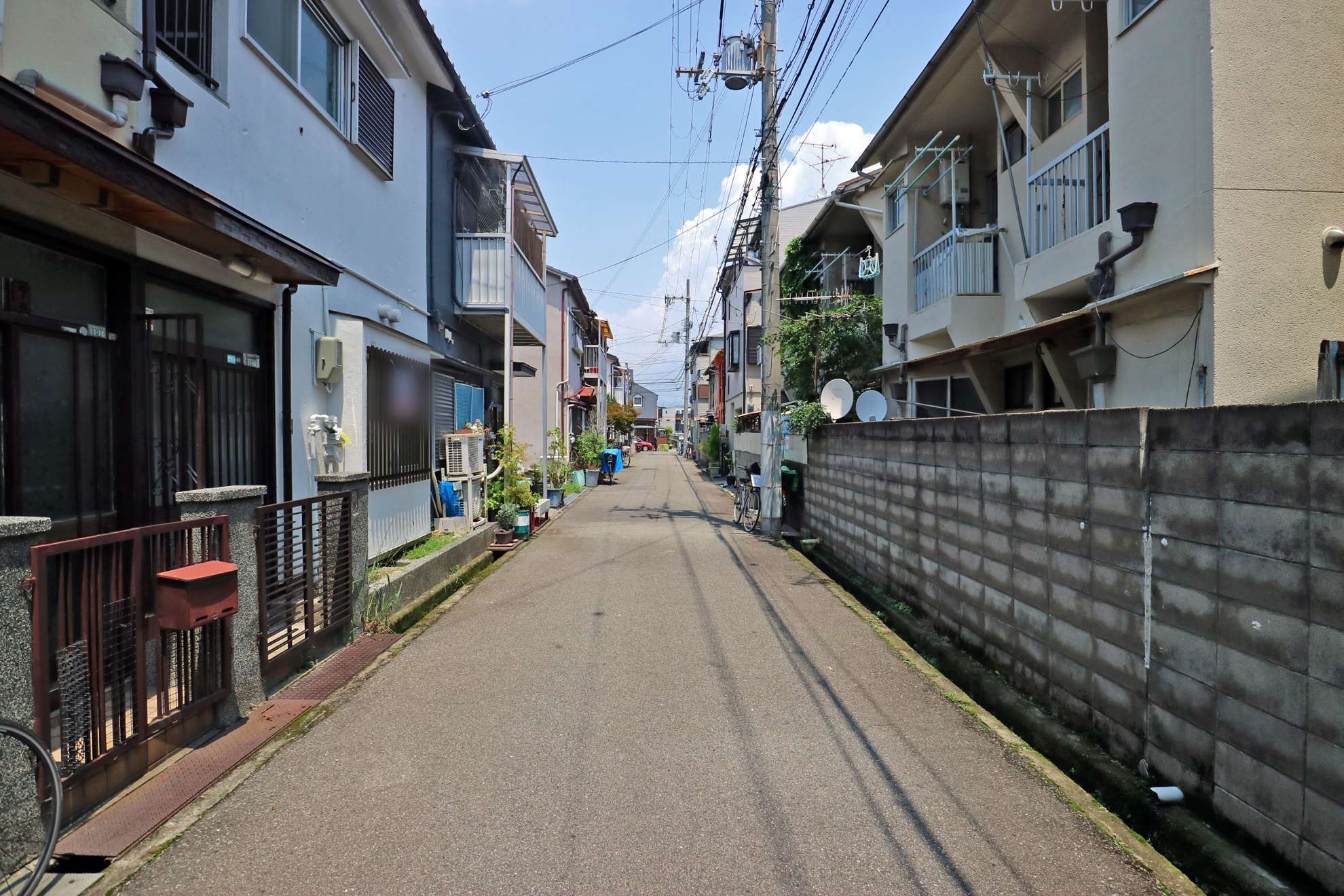 駅までの道のりは緩やかな下り坂です。