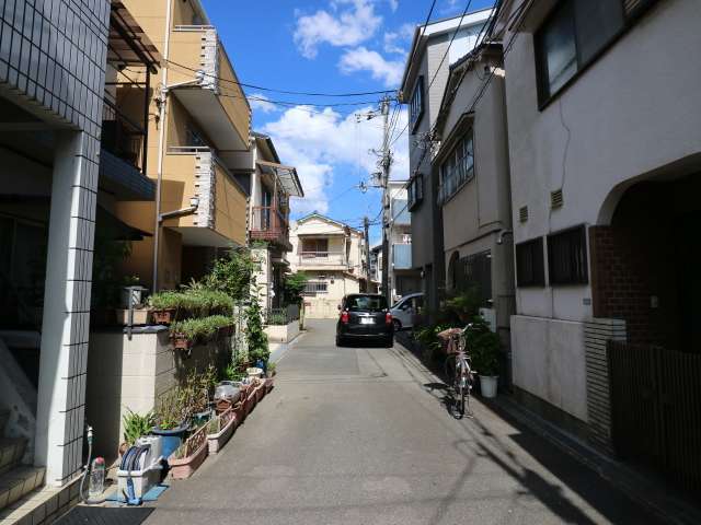 町の南東部を西方向から見た景色。狭い街路沿いに一戸建てが並んでいます。