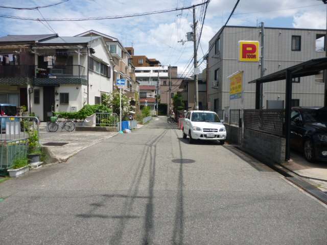 町の北部を西方向から見た景色。一戸建てだけではなくマンションも並んでいます。