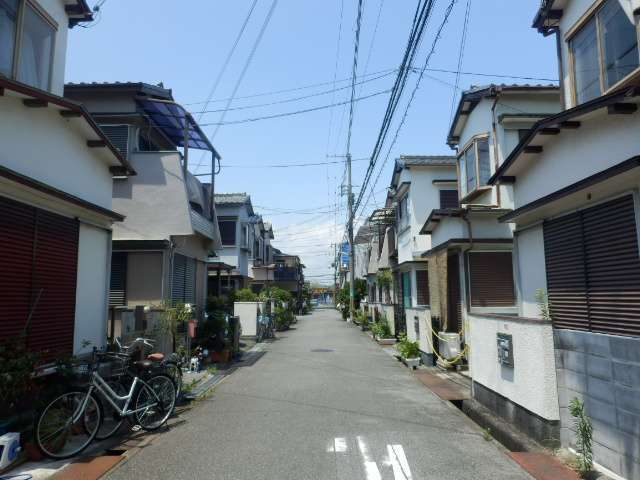 町の北西部を南方向から見た景色。道幅の狭い区画が整った街路沿いに住居が密集しています。