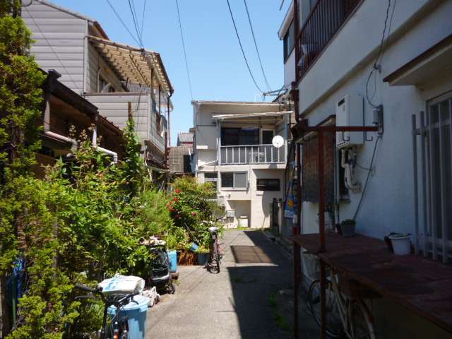 町の西部を南方向から見た景色。町の中には袋小路が多くあり、その周りにも住宅が密集しています。