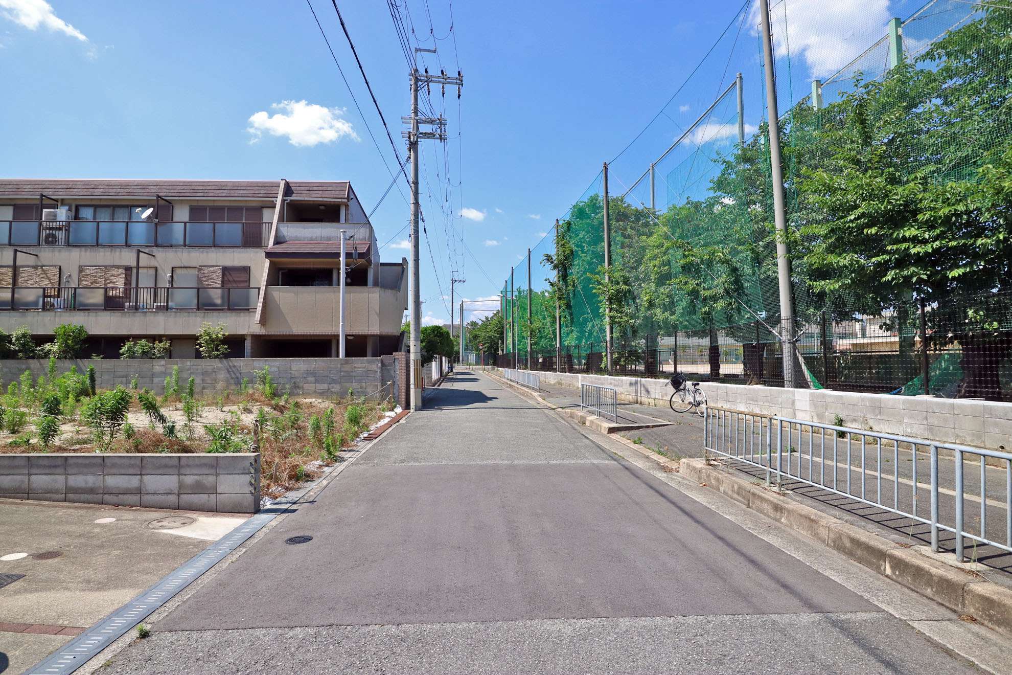 写真右側にあるのは豊中市立第五中学校です。