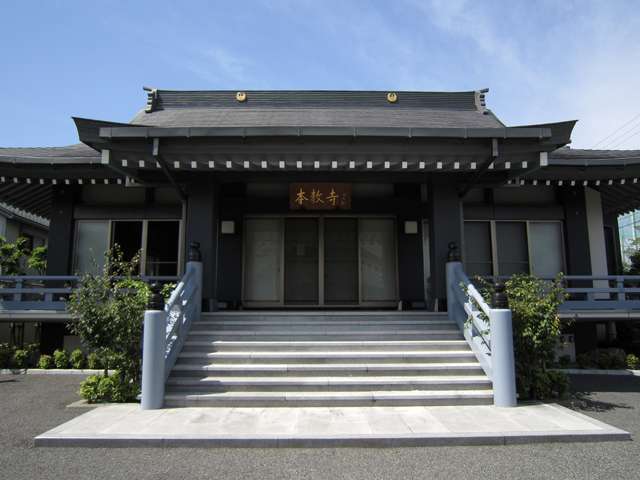 町の南部には『本教寺』があります。日蓮宗のお寺で、1981年に建立されました。