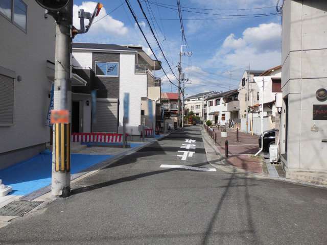 町に東部を南方向から見た景色。一戸建てが多くたっています。