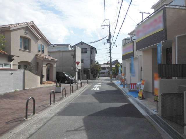町の東部を北方向から見た景色。道幅は狭いですが、歩道が整備されています。