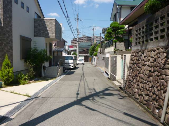 町の北部を南西方向から見た景色。町の全域が第1種低層住居専用地域に指定されており、一戸建てが多く並んでいます。