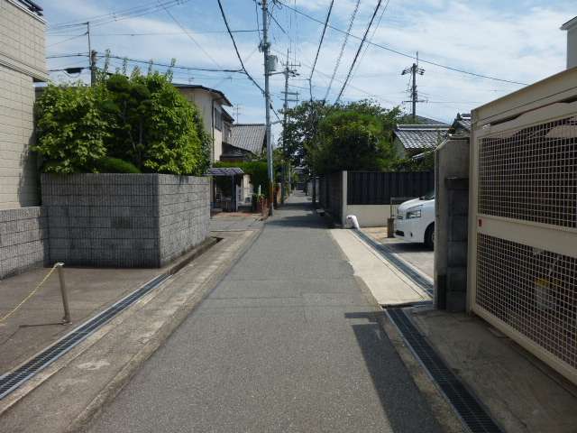 町の中央部を北方向から見た景色。道幅が狭いところもありますが、区画が整っており、緑豊かな街並みになっています。