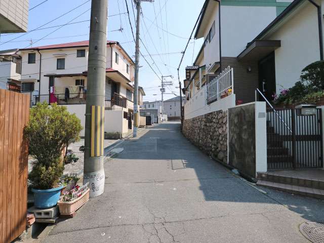 町の南西部を北方向から見た景色。狭い街路沿いに一戸建てが並んでいます。