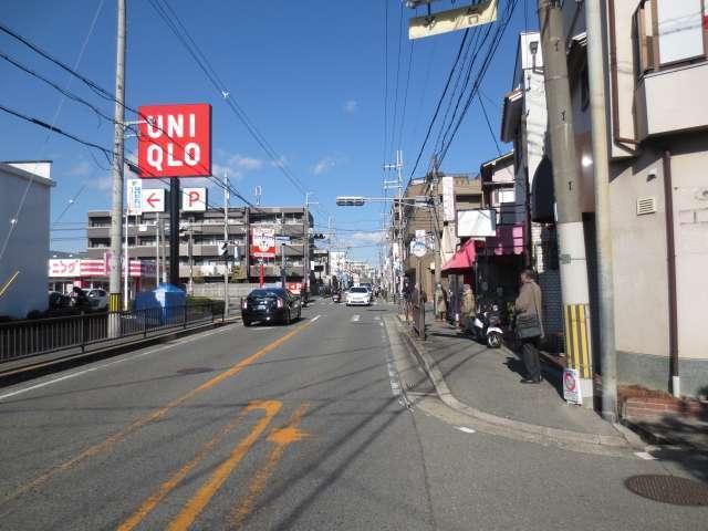 町の西端を走る主要道路。店舗やマンションが多く建っています。