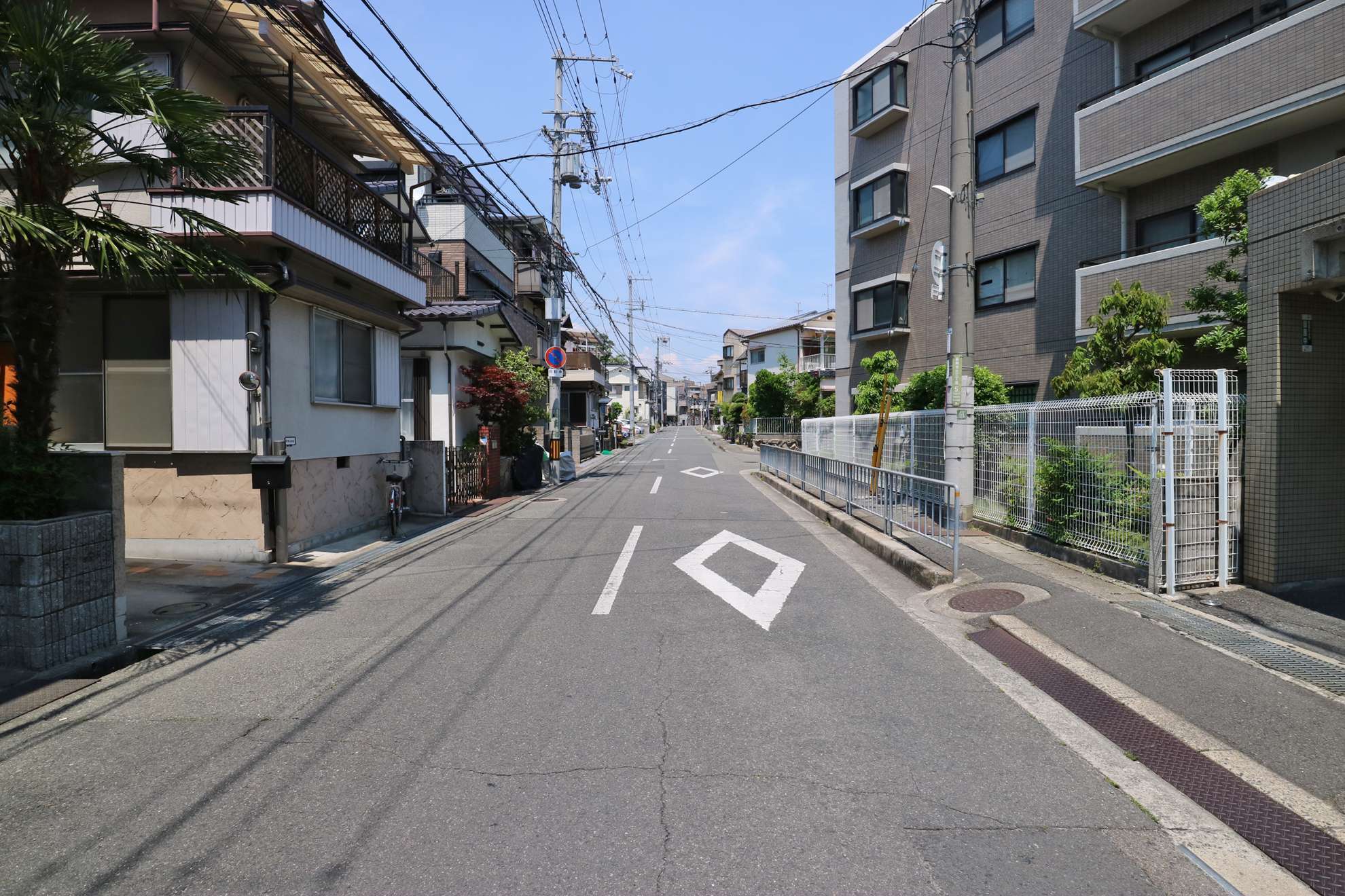 町の東部を南方向から見た景色。一戸建てやマンションが整然と並んでいます。