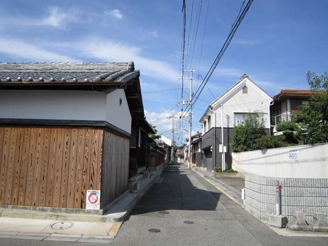寺社が複数ある歴史のある地域であるため、狭い街路も多く、昔ながらの家屋が少し残ってます。