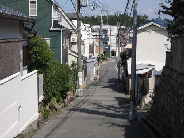 町の東西で若干の高低差があり、東に向かうにつれて下り坂となっています。