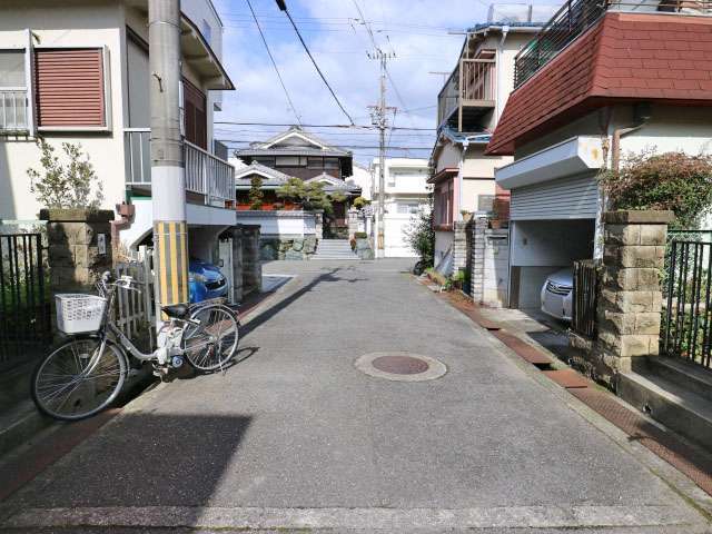 町の中央部を南方向から見た景色。一戸建てが多く並んでいます。