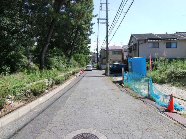 町の東部を北方向から見た景色。左(東)側には天竺川が流れています。