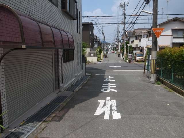 町の中央部を東側から見た景色。街路は道幅が狭いところもありますが、直線的なものが多いです。