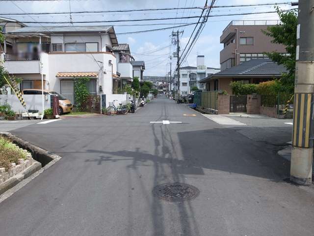 町の中央部を南方向から見た景色。直線的な道路からは遠くの景色を見ることができます。