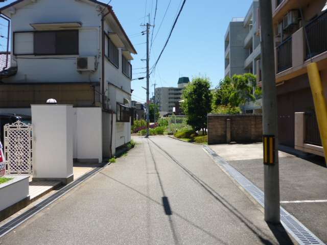 町の中央部を北方向から見た景色。一戸建てやマンションなどが混在しています。