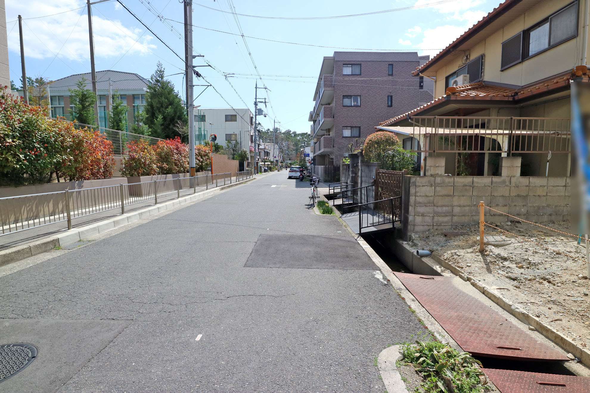 町の東側には履正社学園豊中中学校の敷地が広がっています。