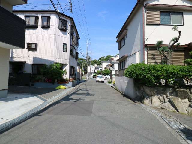 町の南部を西方向から見た景色。一戸建てが並んでいます。奥には服部緑地が広がっています。
