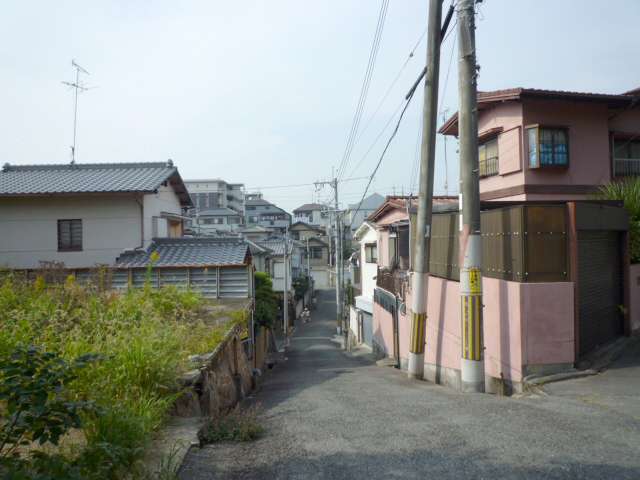 町の北部を東方向から見た景色。刀根山の近くにあるため、坂道が多いです。