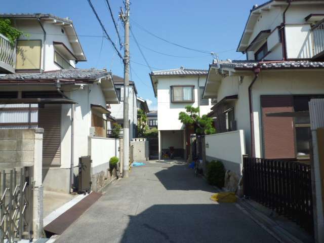 町の南部を南方向から見た景色。第1種低層住居専用地域であるため、一戸建てが多く見られます。