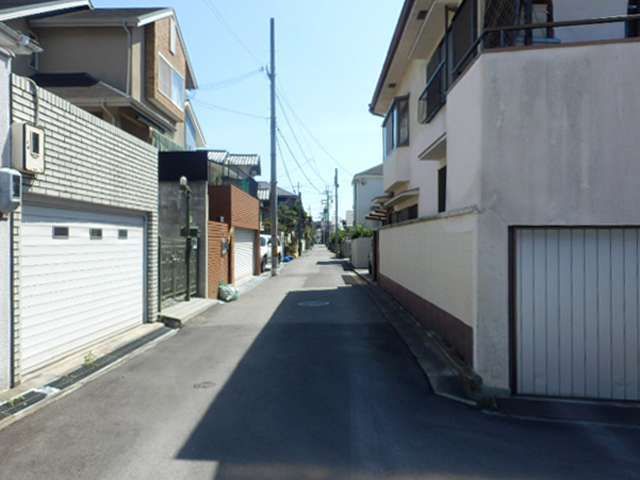 町の北部を北側から見た景色。道幅は狭いですが、直線的な街路が多いです。