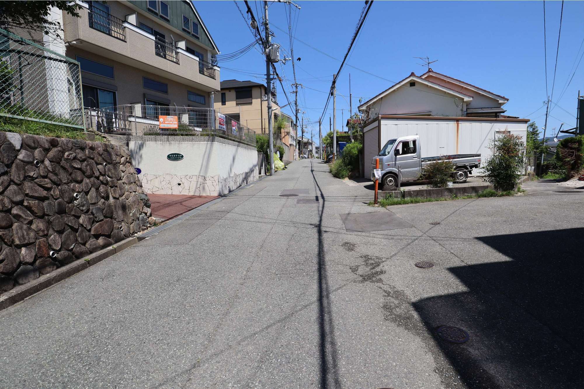 高台にあるため、町中には坂が多いです。豊中市内の街並みを見渡せるところもあります。