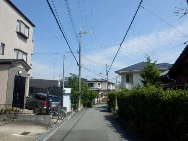 町の東部を北西方向から見た景色。道幅が狭く入り組んだ街路が広がっています。