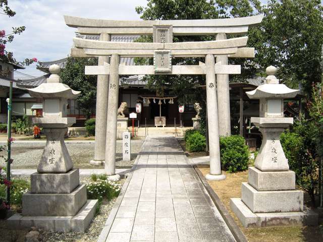 町の北西部には『市軸稲荷神社』があります。初詣や七五三などで多くの参拝客が訪れ、結婚式で利用されることもあります。