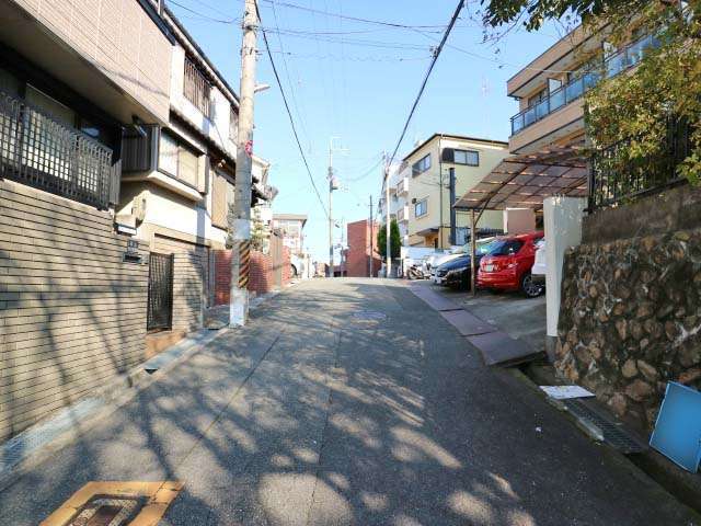 坂道沿いに一戸建てが並んでいます。