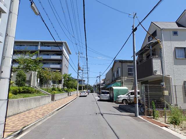 町の東部を南方向から見た景色。マンションと一戸建てが混在しています。