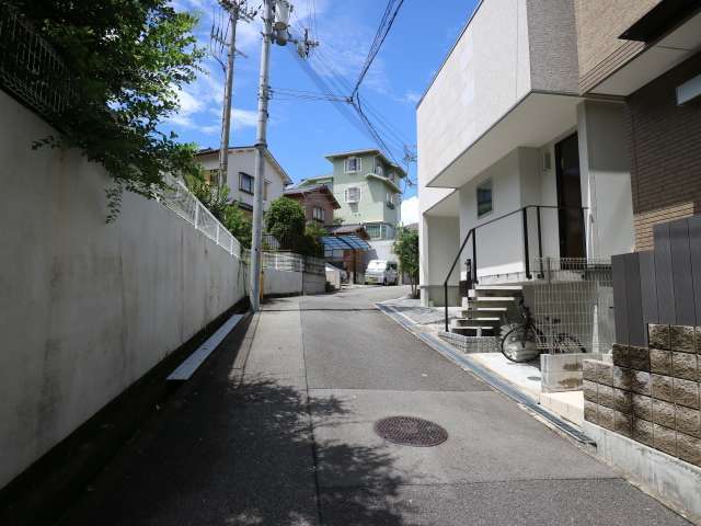 町の西部を南方向から見た景色。道幅が狭い街路が中心で、カーブや坂道も多いです。