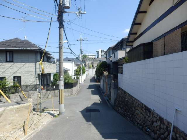 町の東部を北西方向から見た景色。道幅の狭い坂道が多くあります。