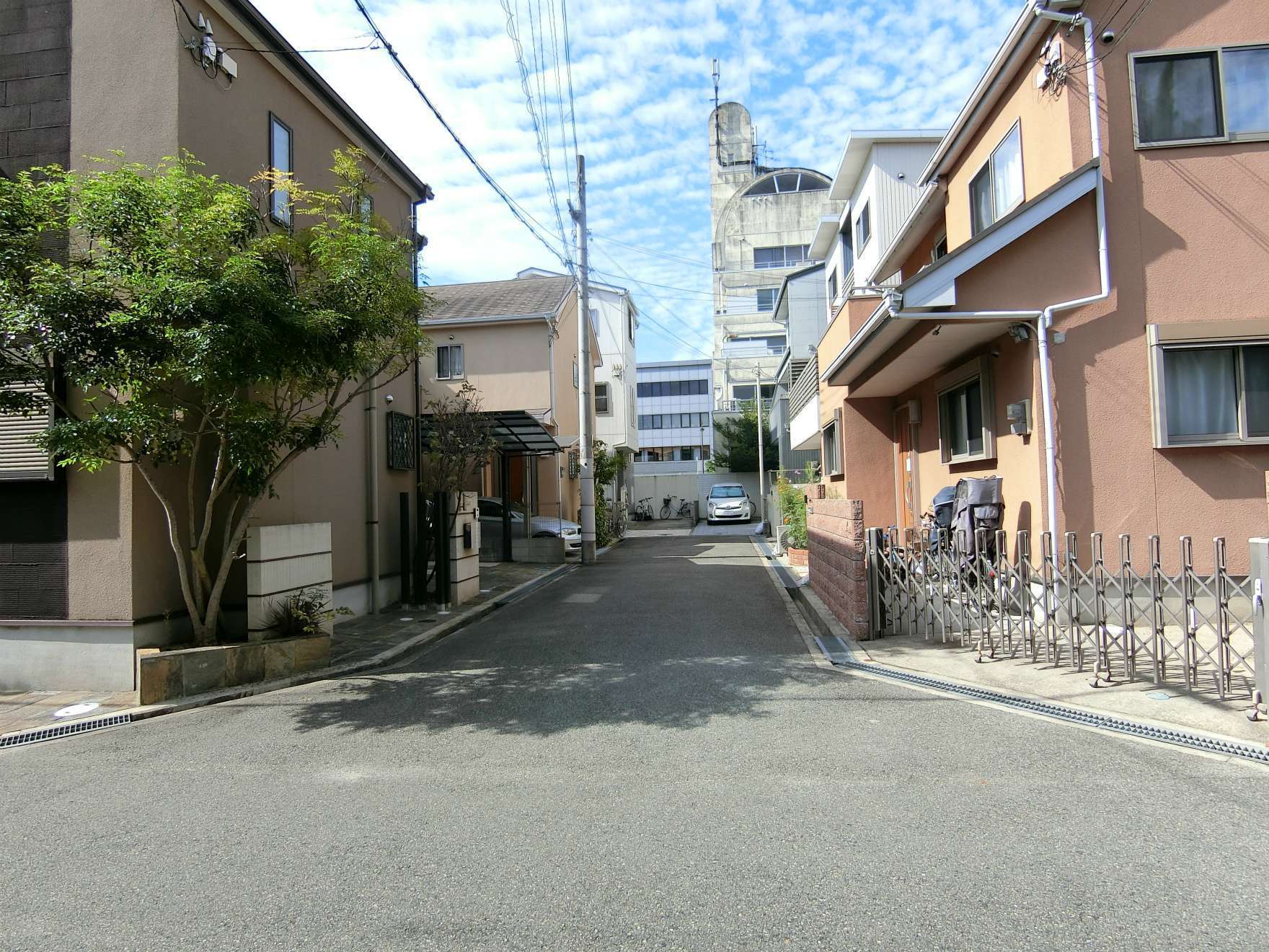 道幅がやや狭いところも多いですが、直線的な街路ですっきりとしています。