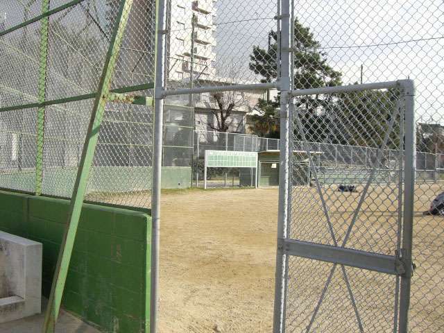 町の北西側にある『大門公園』。ベンチや得点板のある野球場が特徴的。大きな遊具のあるスペースもあります。