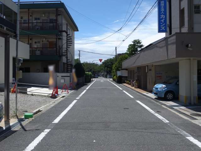 町の西部を東方向から景色。奥には桜並木が見えます。