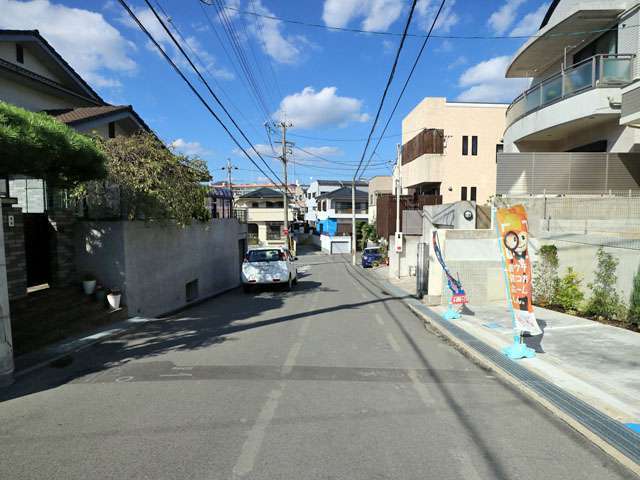 町の南部を南方向から見た景色。道端の広い街路沿いに一戸建てが並んでいます。