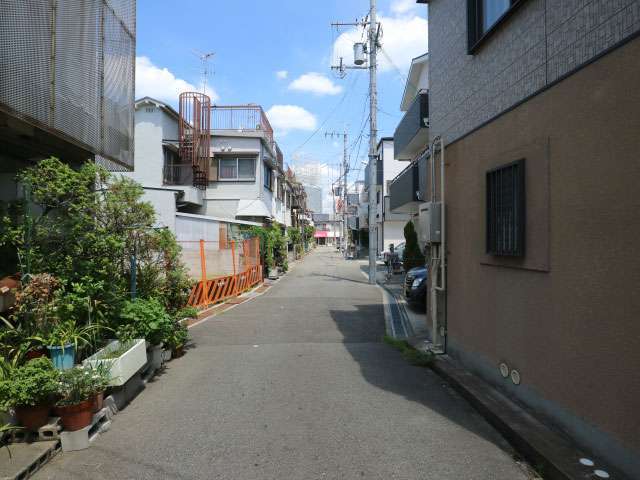 町の南部を南方向から見た景色。狭い街路沿いに一戸建てが並んでいます。